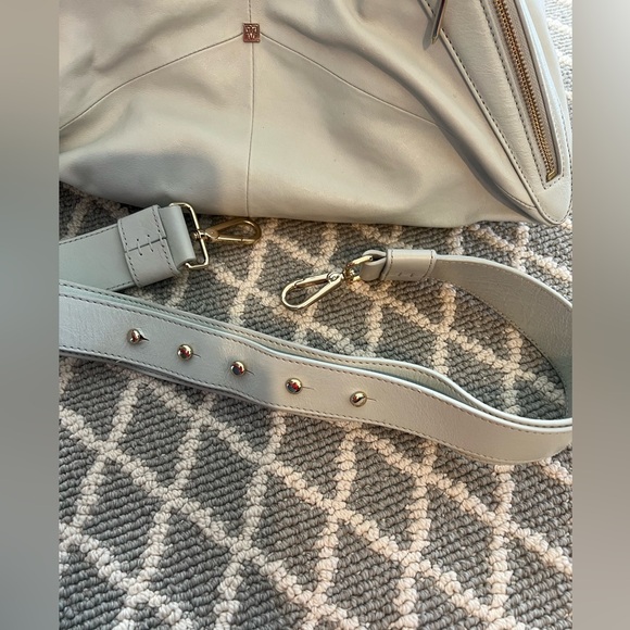 Pour La Victoire Bone Colored Leather Handbag Unique Shape Gold Hardware GUC - Picture 8 of 15